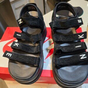 NEW Nike Icon Classic SE Platform Black White Sandals FJ2596-001 Women’s Size 9